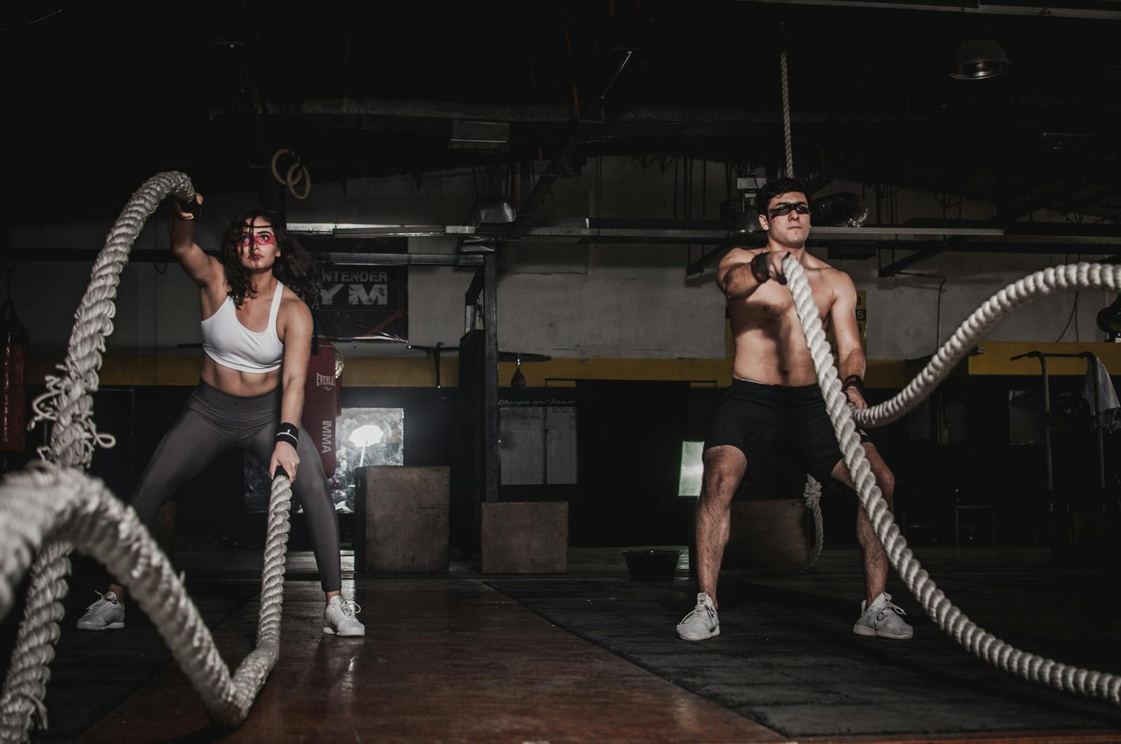 Personas entrenando con cuerdas en un gimnasio